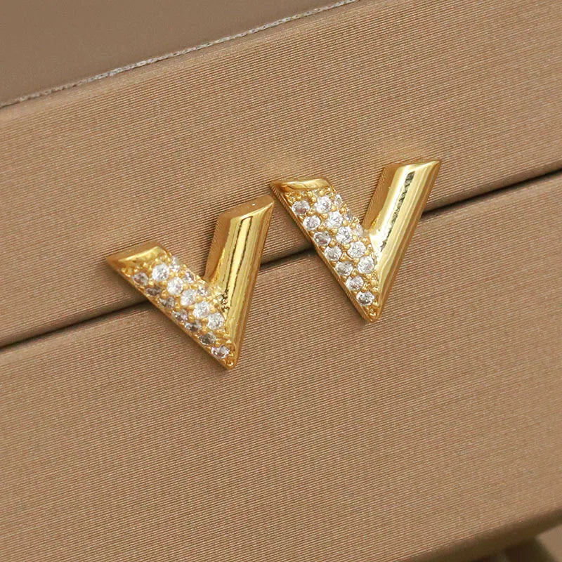 Boucles d’Oreilles Lettre V Zircone Cubique — Clous Creux Style Luxe New Sight