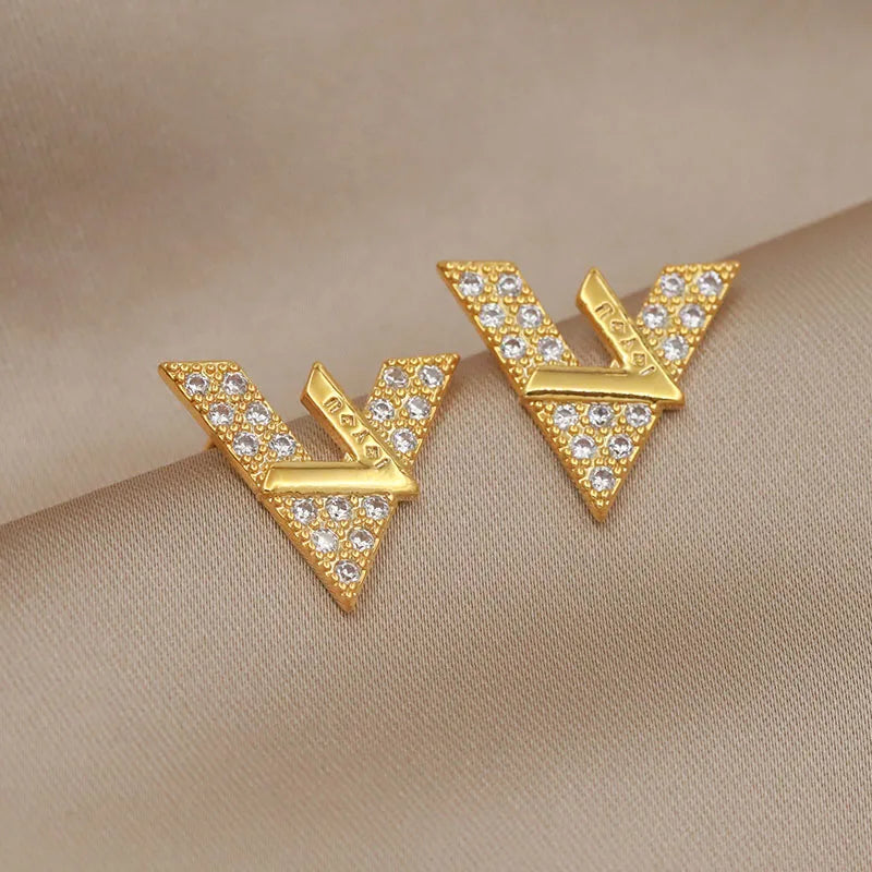 Boucles d’Oreilles Lettre V Zircone Cubique — Clous Creux Style Luxe New Sight