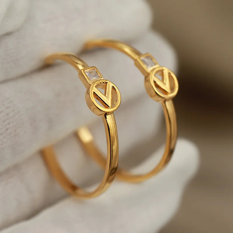 Boucles d’Oreilles Lettre V Zircone Cubique — Clous Creux Style Luxe New Sight