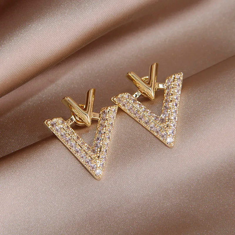 Boucles d’Oreilles Lettre V Zircone Cubique — Clous Creux Style Luxe New Sight