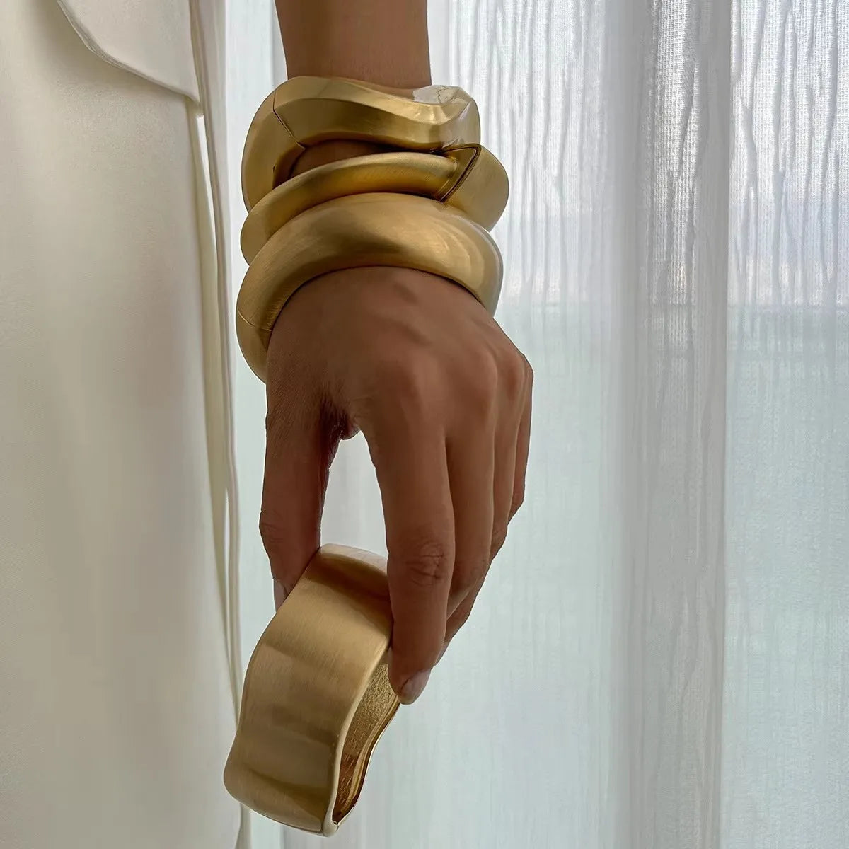 Bracelet Manchette Ouverte Vintage — Métal Lourd, Vague Irrégulière, Ton Or | HuanZhi