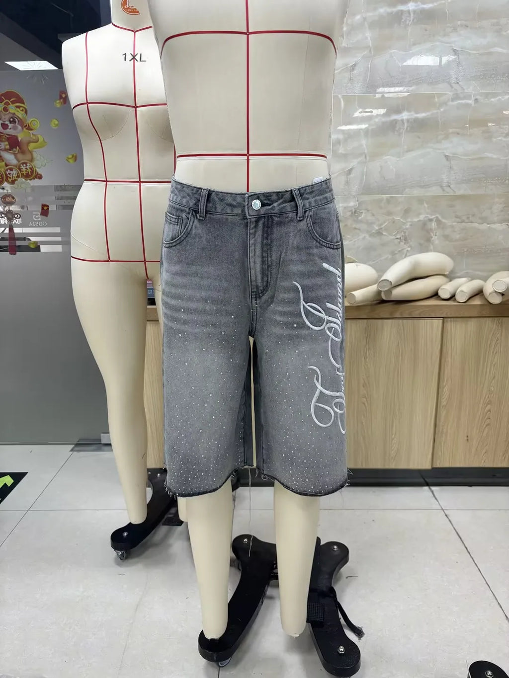 Short Jean Homme Été Décontracté — Longueur Genou Broderie Lettre Brillante Strass Avec Poches