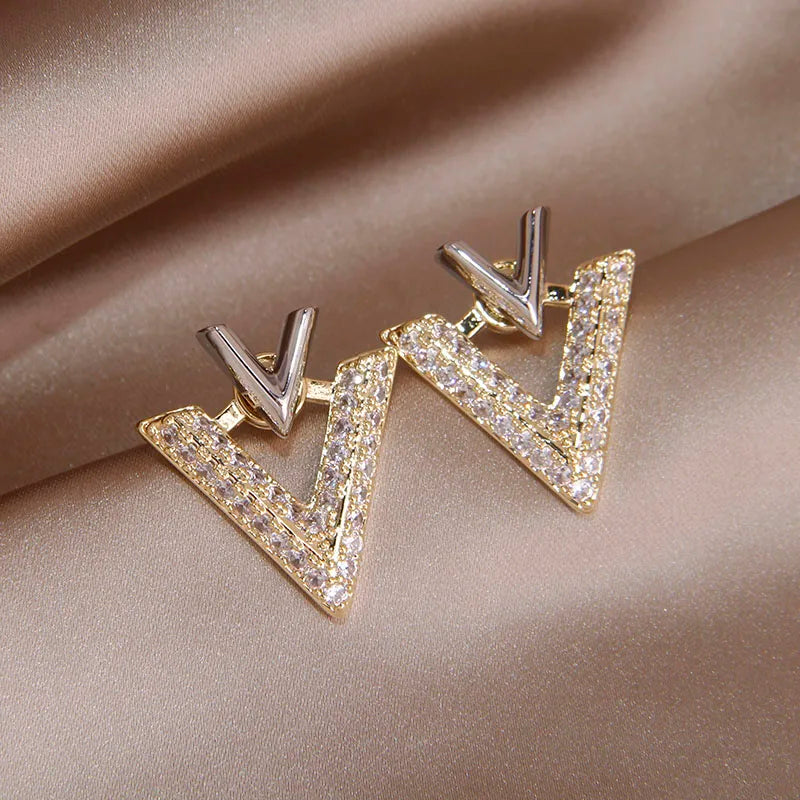 Boucles d’Oreilles Lettre V Zircone Cubique — Clous Creux Style Luxe New Sight
