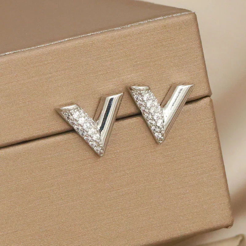 Boucles d’Oreilles Lettre V Zircone Cubique — Clous Creux Style Luxe New Sight