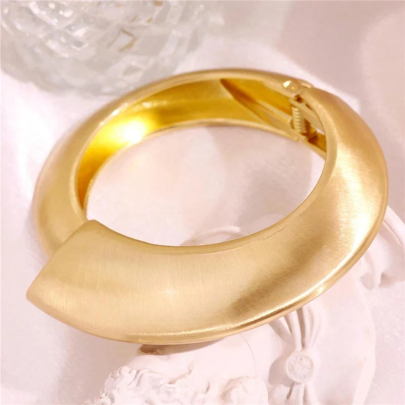 Bracelet Manchette Ouverte Vintage — Métal Lourd, Vague Irrégulière, Ton Or | HuanZhi