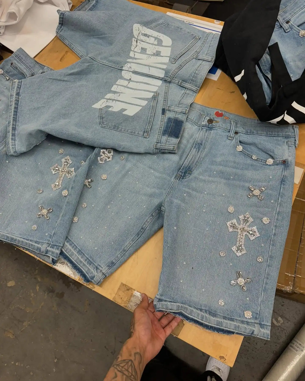 Short Denim Y2K Gothique – Broderie Croix Diamant & Strass Streetwear Hip-Hop | Unisexe