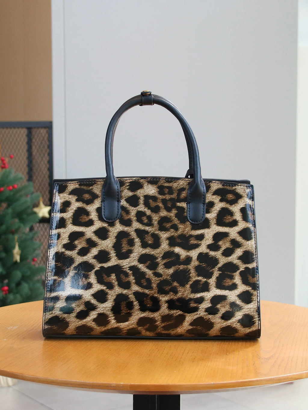 Sac Boîte Cuir Verni Motif Léopard — Fourre-Tout Luxe Texture Avancée