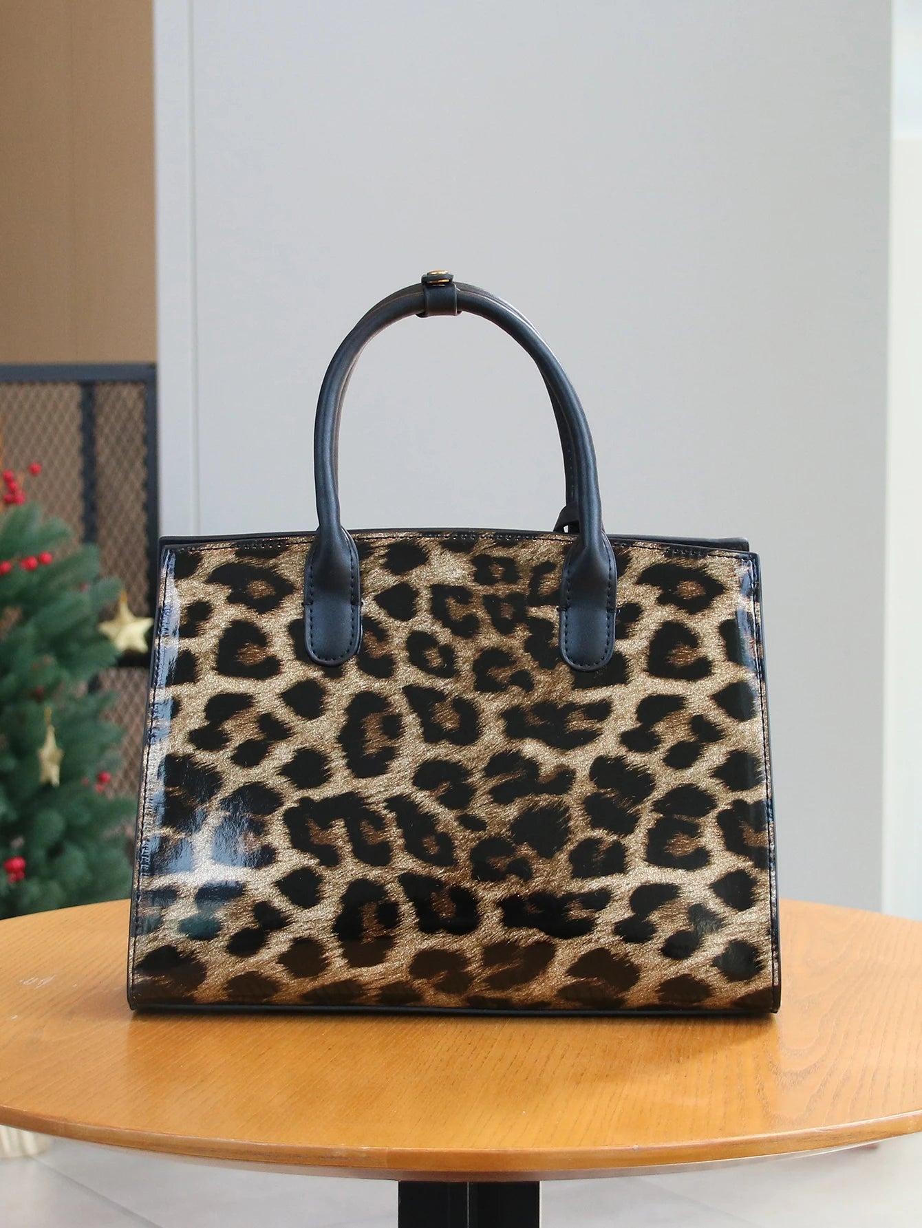 Sac Boîte Cuir Verni Motif Léopard — Fourre-Tout Luxe Texture Avancée