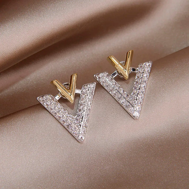 Boucles d’Oreilles Lettre V Zircone Cubique — Clous Creux Style Luxe New Sight