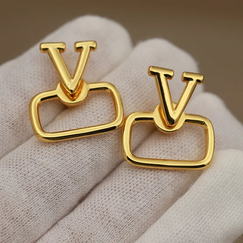 Boucles d’Oreilles Lettre V Zircone Cubique — Clous Creux Style Luxe New Sight