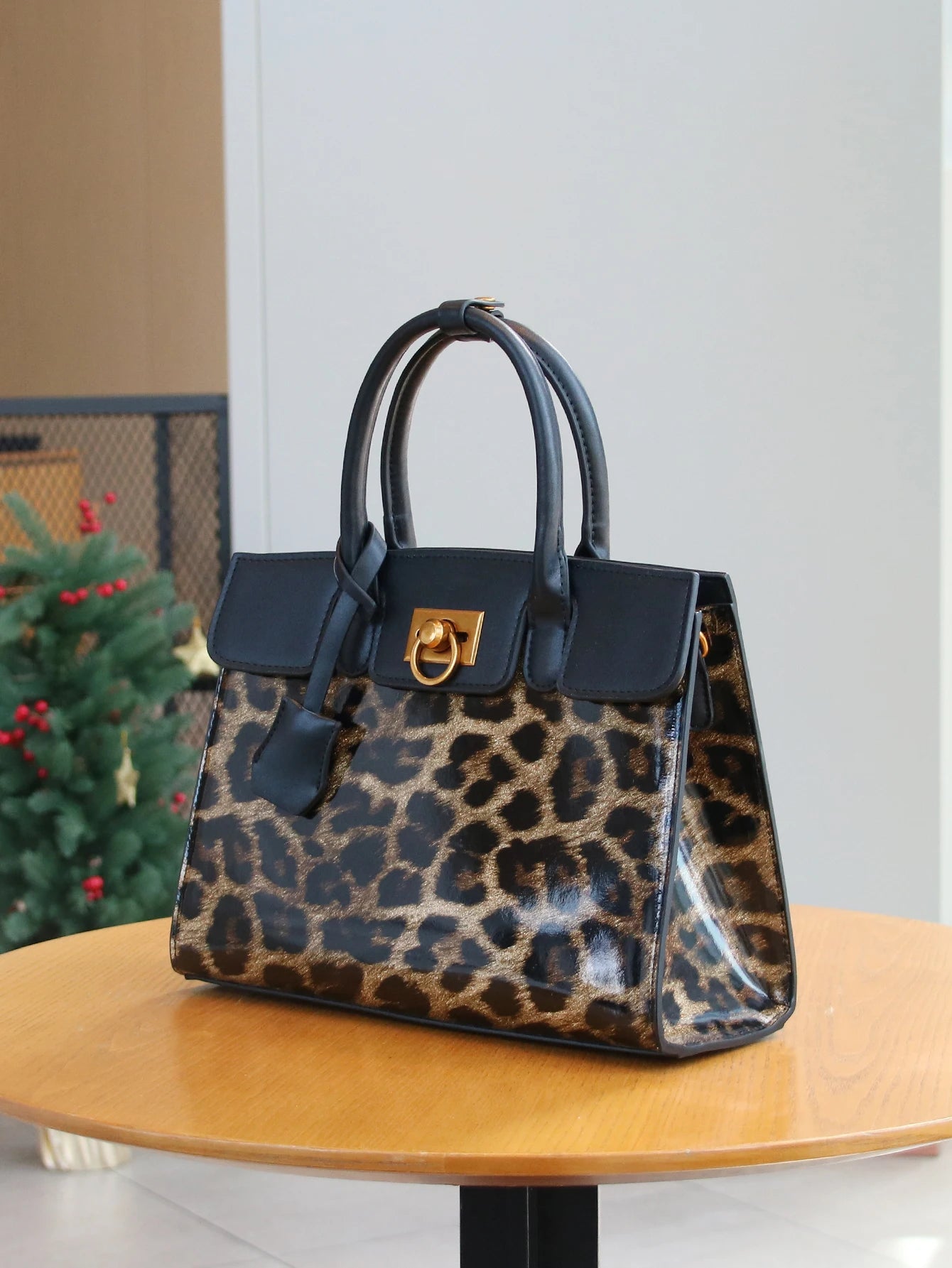 Sac Boîte Cuir Verni Motif Léopard — Fourre-Tout Luxe Texture Avancée