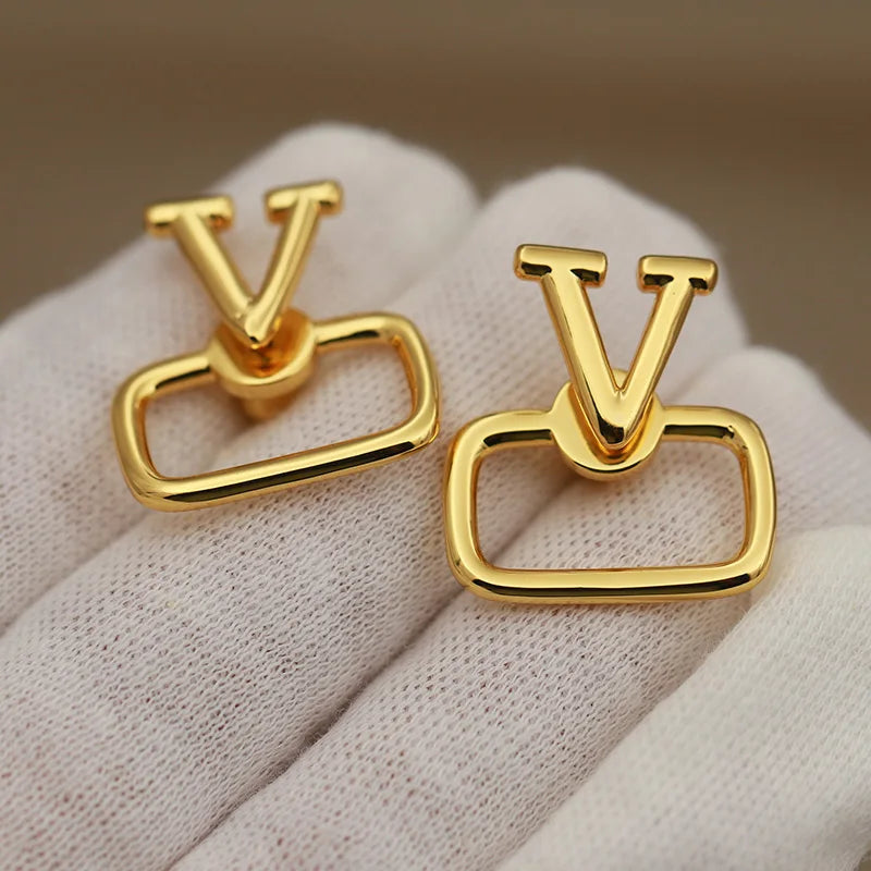 Boucles d’Oreilles Lettre V Zircone Cubique — Clous Creux Style Luxe New Sight