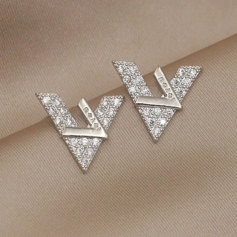 Boucles d’Oreilles Lettre V Zircone Cubique — Clous Creux Style Luxe New Sight