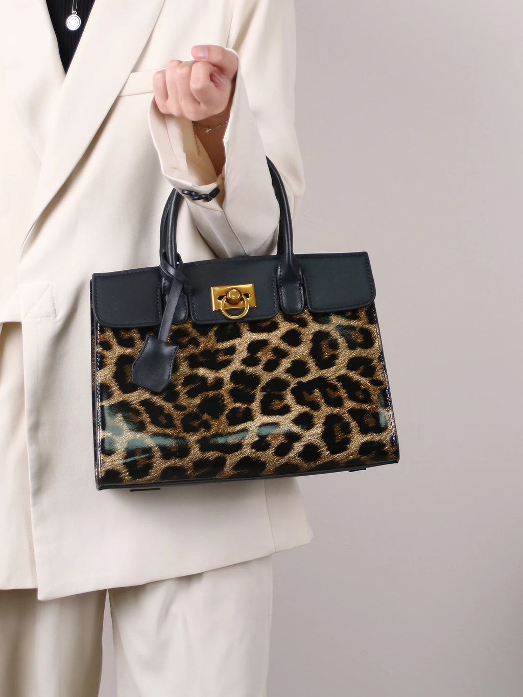 Sac Boîte Cuir Verni Motif Léopard — Fourre-Tout Luxe Texture Avancée