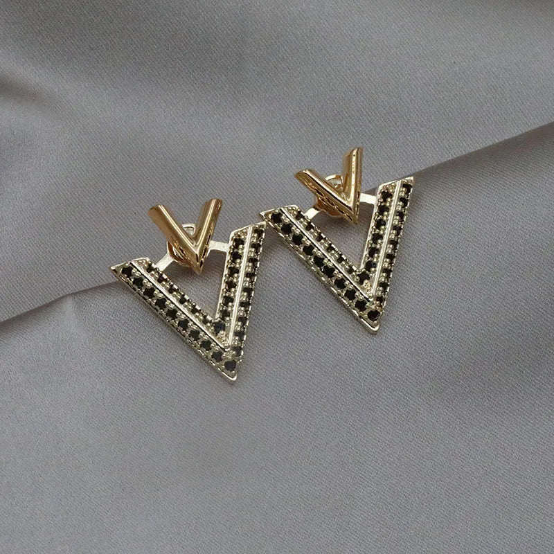 Boucles d’Oreilles Lettre V Zircone Cubique — Clous Creux Style Luxe New Sight