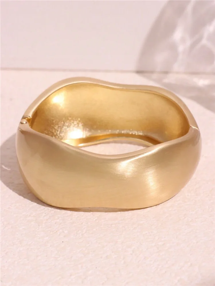 Bracelet Manchette Ouverte Vintage — Métal Lourd, Vague Irrégulière, Ton Or | HuanZhi