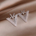Boucles d’Oreilles Lettre V Zircone Cubique — Clous Creux Style Luxe New Sight