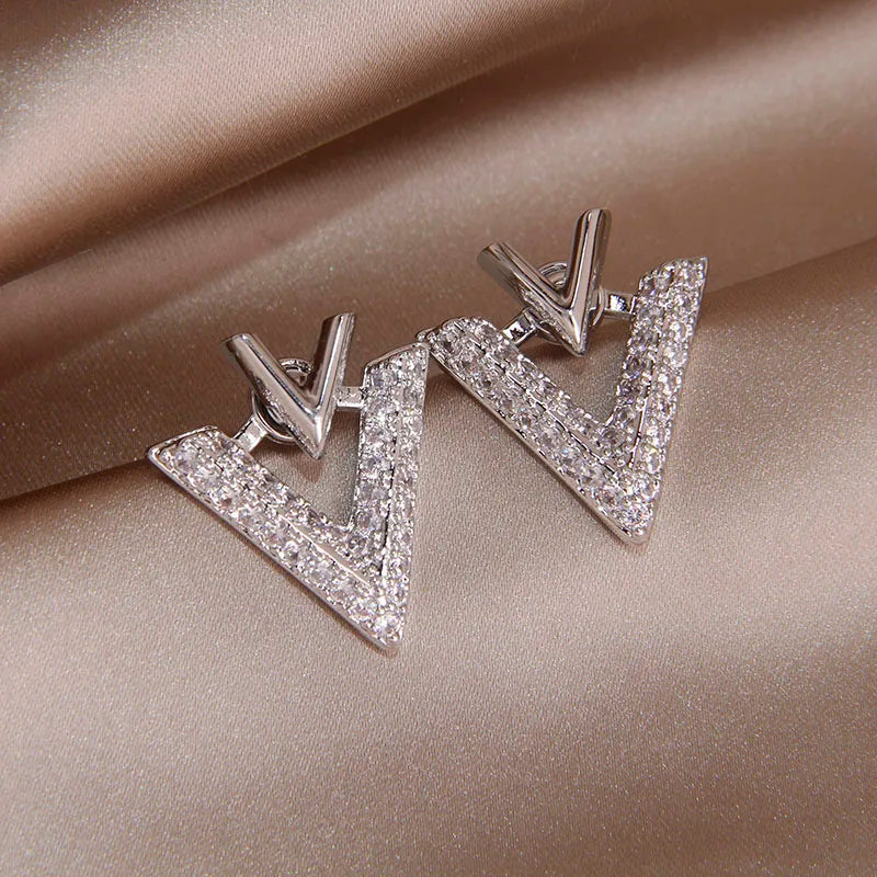 Boucles d’Oreilles Lettre V Zircone Cubique — Clous Creux Style Luxe New Sight