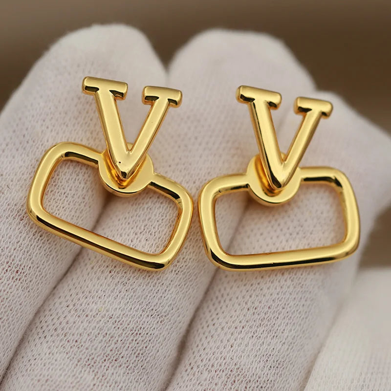 Boucles d’Oreilles Lettre V Zircone Cubique — Clous Creux Style Luxe New Sight
