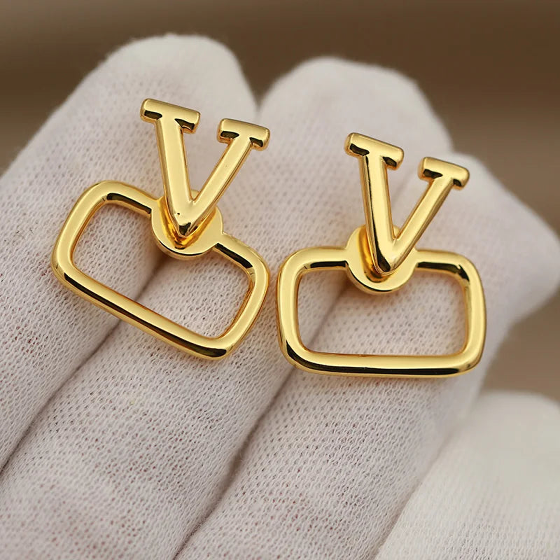 Boucles d’Oreilles Lettre V Zircone Cubique — Clous Creux Style Luxe New Sight