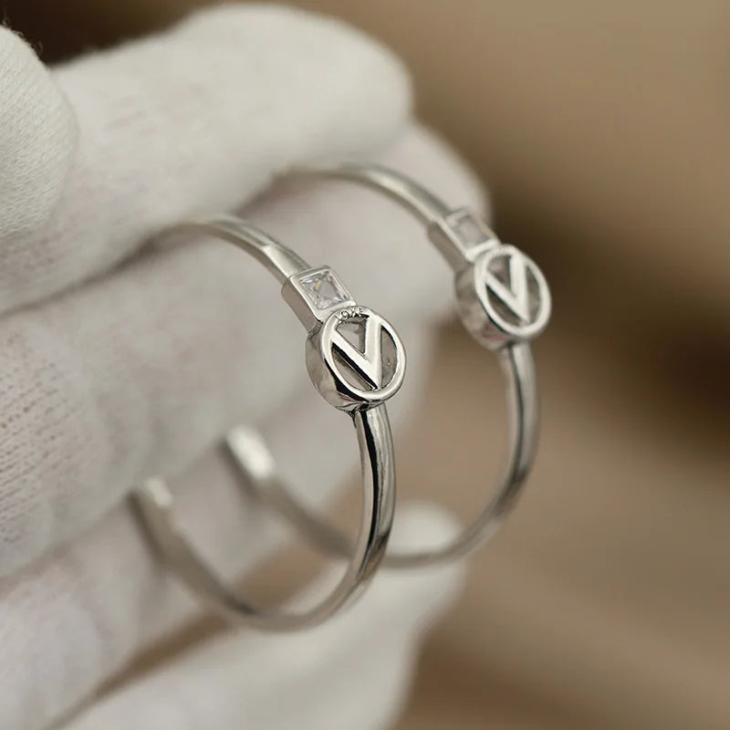 Boucles d’Oreilles Lettre V Zircone Cubique — Clous Creux Style Luxe New Sight
