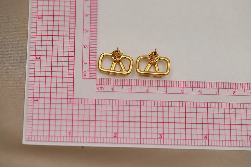 Boucles d’Oreilles Lettre V Zircone Cubique — Clous Creux Style Luxe New Sight
