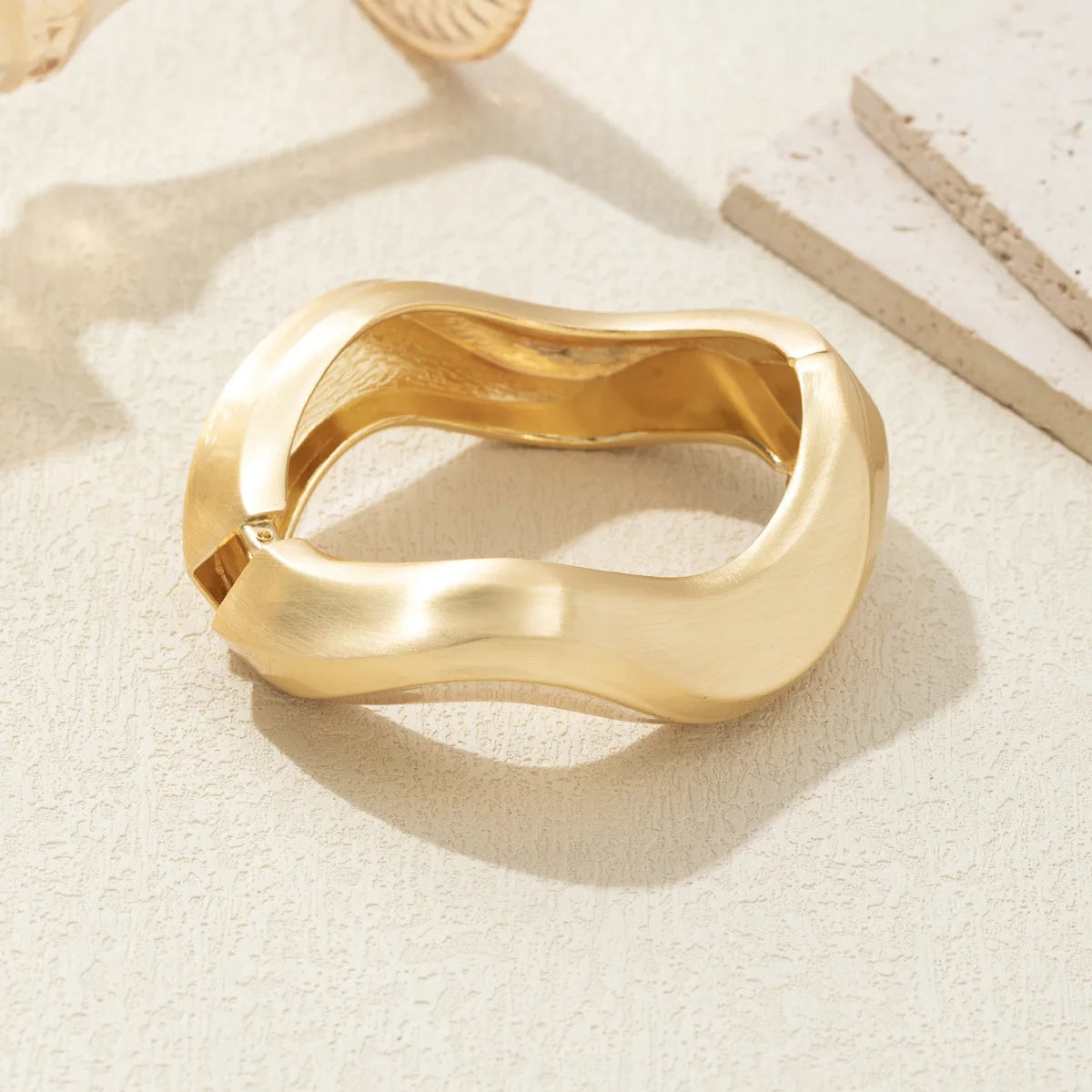 Bracelet Manchette Ouverte Vintage — Métal Lourd, Vague Irrégulière, Ton Or | HuanZhi
