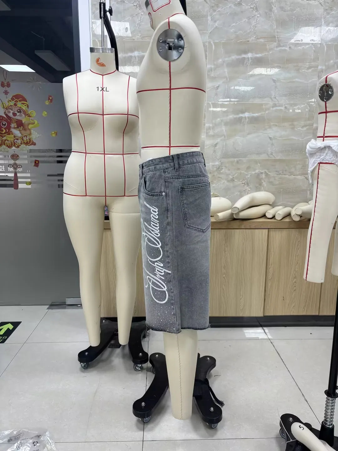 Short Jean Homme Été Décontracté — Longueur Genou Broderie Lettre Brillante Strass Avec Poches