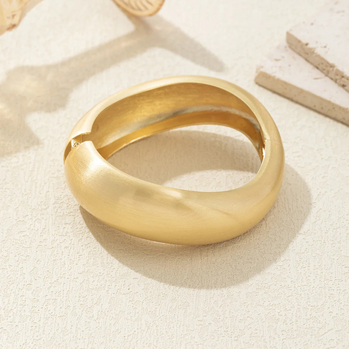 Bracelet Manchette Ouverte Vintage — Métal Lourd, Vague Irrégulière, Ton Or | HuanZhi
