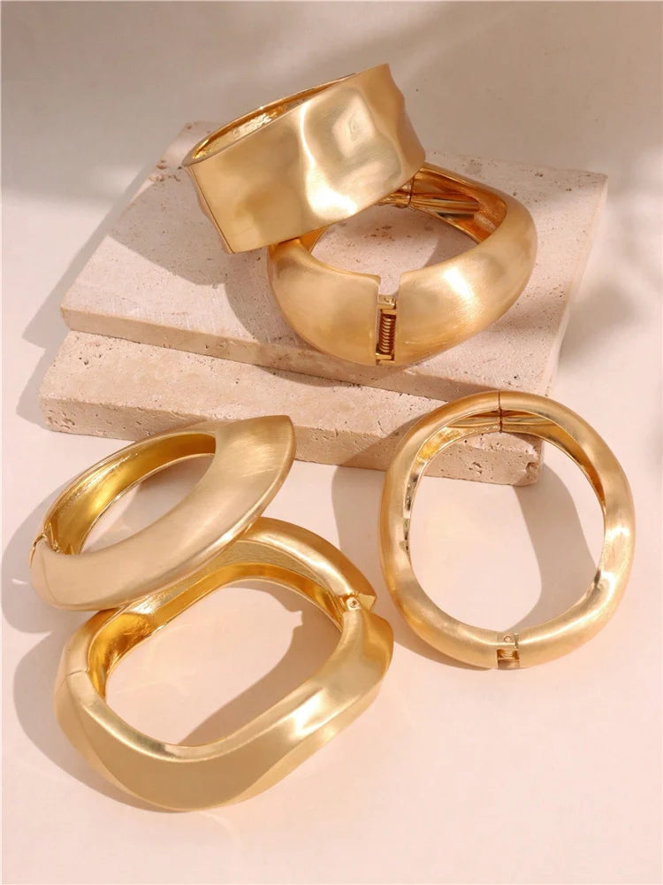 Bracelet Manchette Ouverte Vintage — Métal Lourd, Vague Irrégulière, Ton Or | HuanZhi
