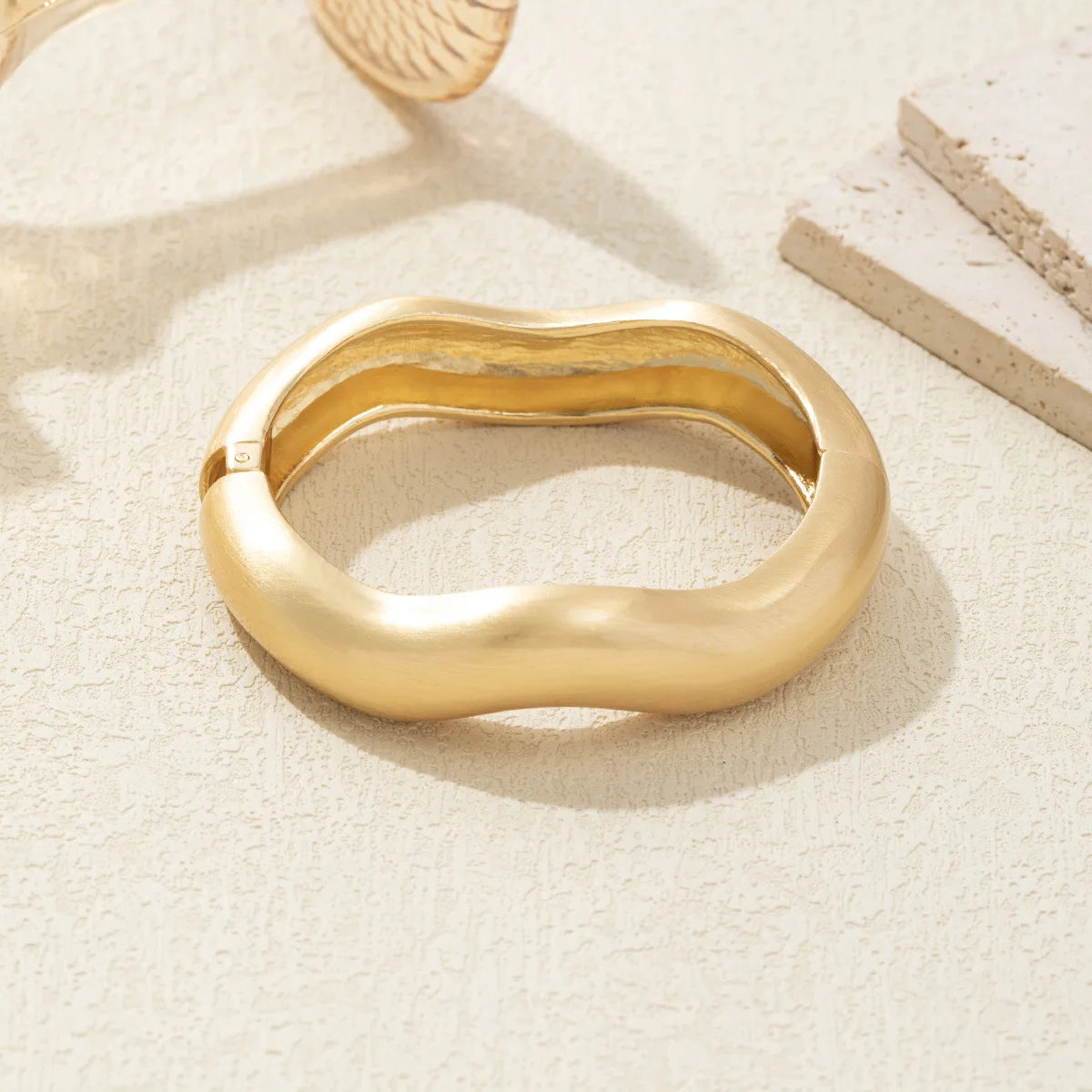 Bracelet Manchette Ouverte Vintage — Métal Lourd, Vague Irrégulière, Ton Or | HuanZhi