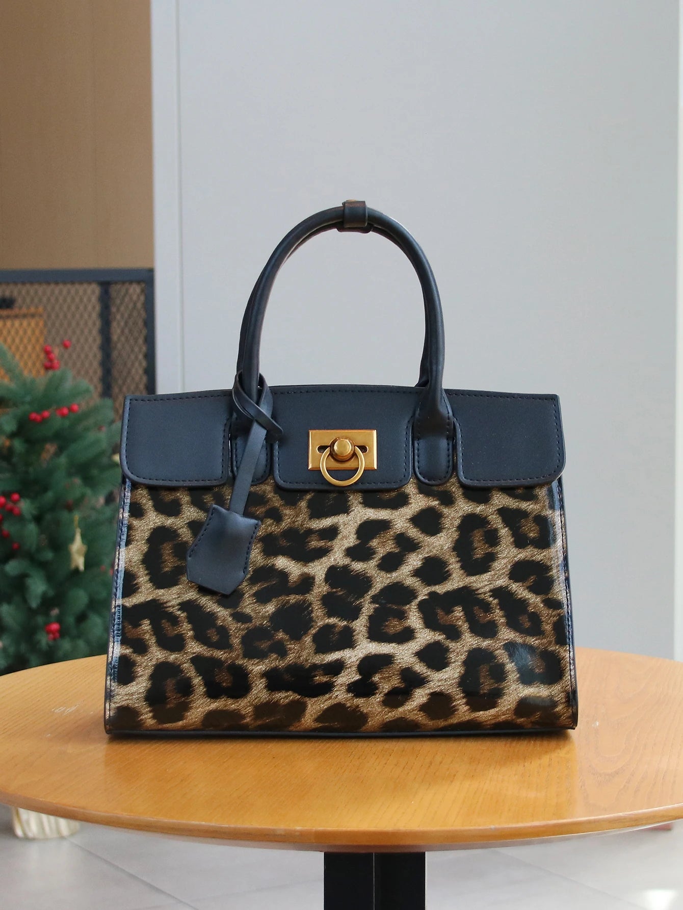 Sac Boîte Cuir Verni Motif Léopard — Fourre-Tout Luxe Texture Avancée