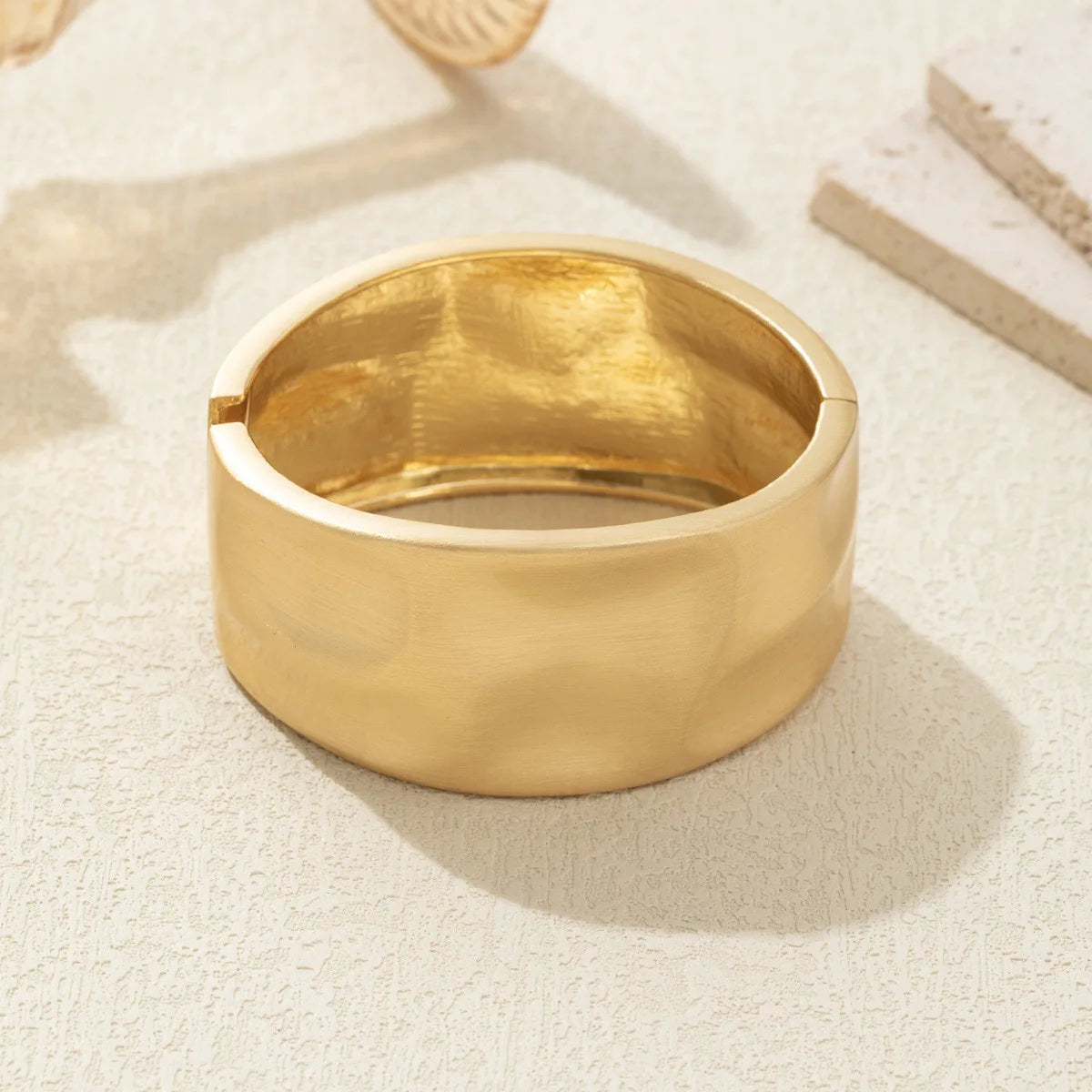 Bracelet Manchette Ouverte Vintage — Métal Lourd, Vague Irrégulière, Ton Or | HuanZhi
