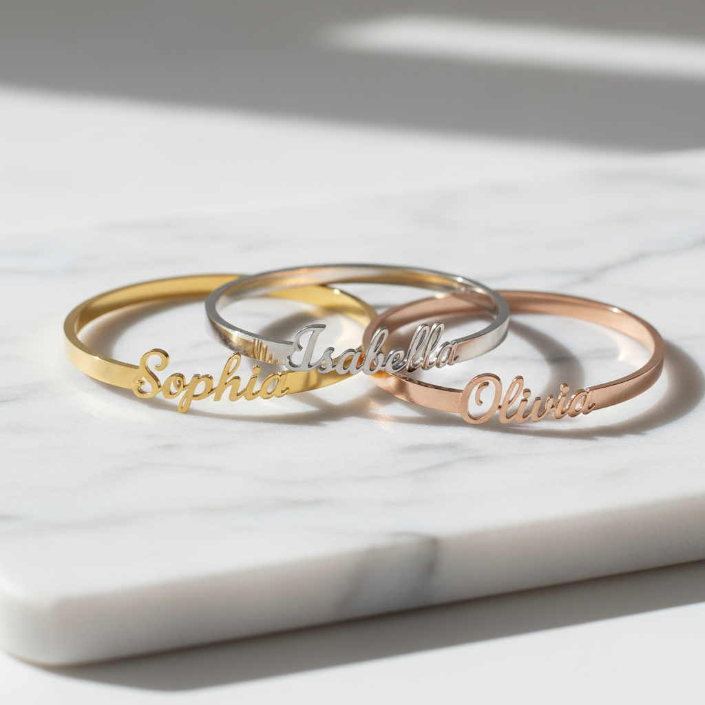Bracelet manchette personnalisé prénom acier inoxydable plaqué or sur marbre blanc